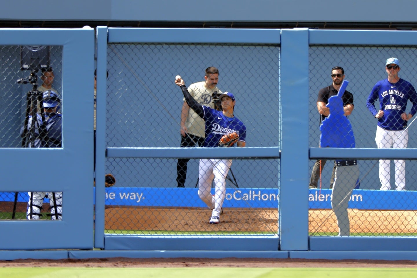 ジャイアンツ戦の前にブルペンで投げ込んだ大谷。(C)Getty Images