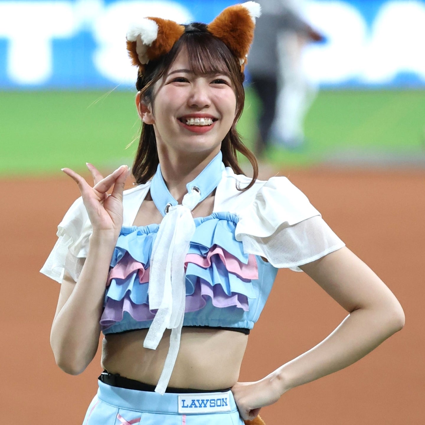 期間限定コスで「きつねダンス」を披露するファイターズガール。そこに188cm・154kgの大物が飛び入り参加して…。写真：産経新聞社