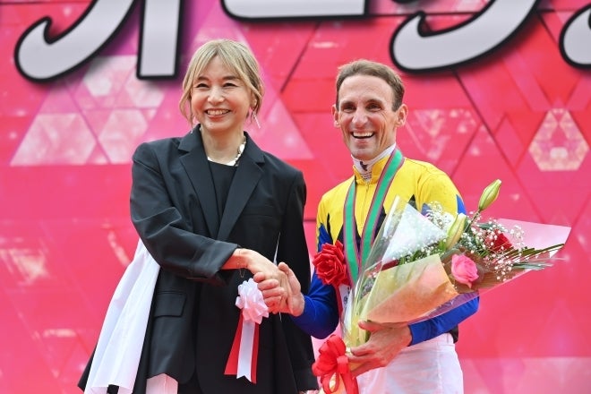 オークスを制したシュタルケ騎手(右)と握手する山口智子さん(左)。写真:産経新聞社