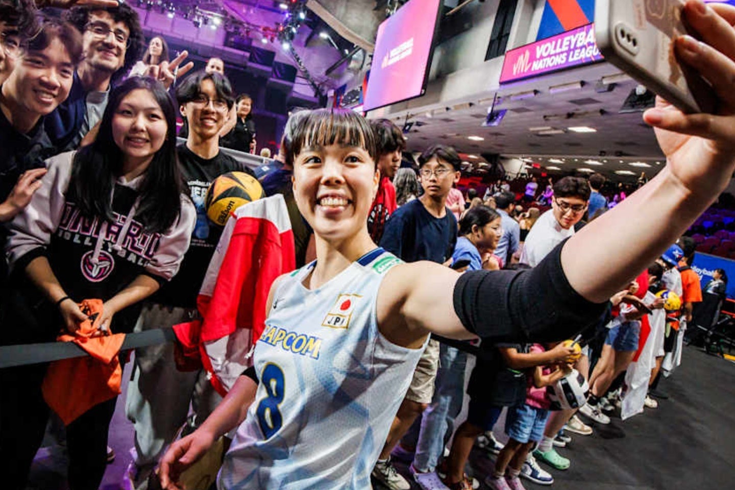 パロ五輪では正リベロを務めた小島。ファンと一緒に記念撮影に収まる。(C)Volleyball World