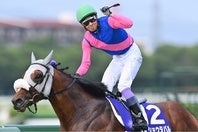 春のGPを制したメイショウタバル。鞍上の武豊騎手は歓声に応えた。写真：産経新聞社