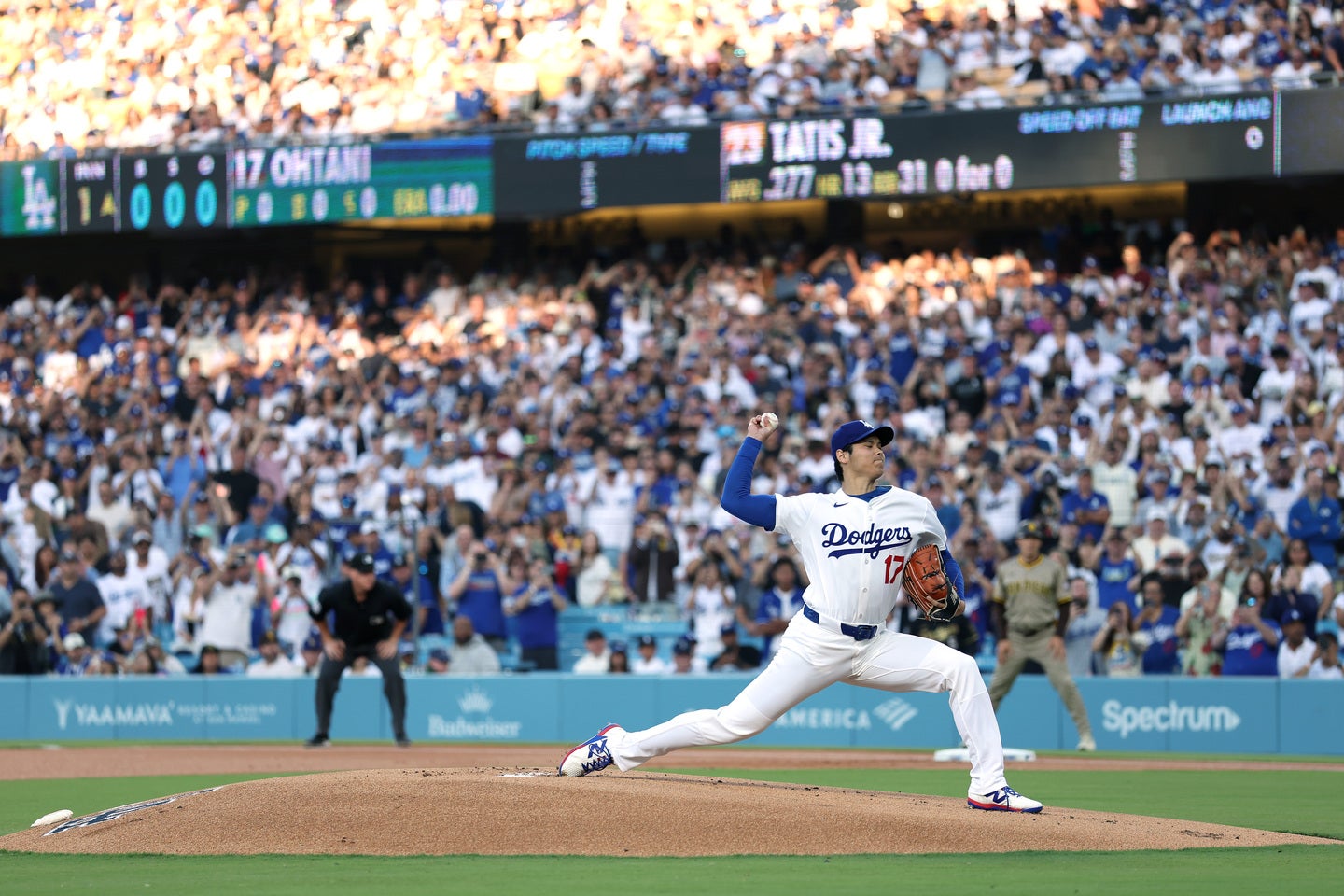 現地16日、大谷の二刀流復活を見ようと多くのファンがドジャースタジアムに集結した。(C)Getty Images
