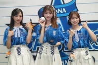 ハマスタを彩ったAKB48。左から小栗有以、千葉恵理、倉野尾成美。写真：萩原孝弘