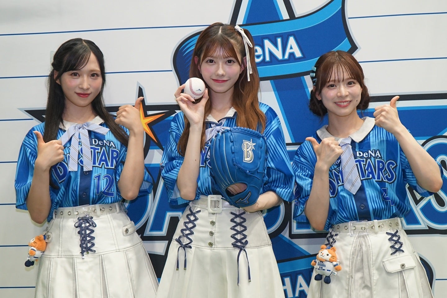 ハマスタを彩ったAKB48。左から小栗有以、千葉恵理、倉野尾成美。写真：萩原孝弘