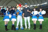日本ハムは巨人を４対１で撃破。好投の先発・達（右から３人目）が今季４勝目を挙げた。写真：産経新聞社