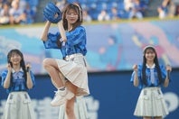 地元出身のAKB48千葉恵里が横浜スタジアムでセレモニアルピッチを行なった。写真：萩原孝弘