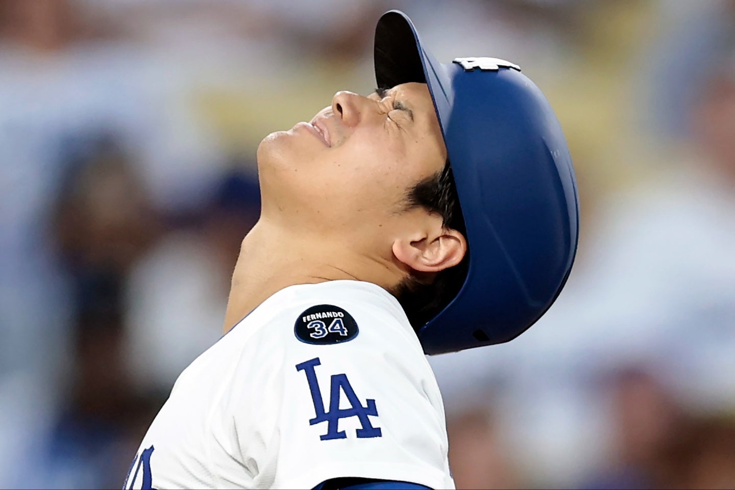 第２打席で死球を受けた大谷。(C)Getty Images