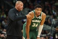ヤニスの相次ぐトレードの噂にリバースHCは辟易していた。(C)Getty Images