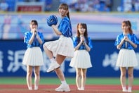 捕手・松尾汐恩のミットにノーバウンドで収まる投球をみせた「=LOVE」の瀧脇笙古。写真：萩原孝弘