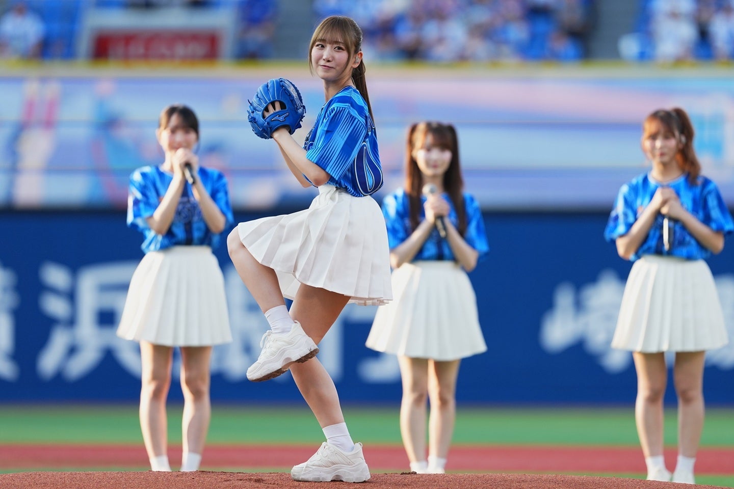 捕手・松尾汐恩のミットにノーバウンドで収まる投球をみせた「=LOVE」の瀧脇笙古。写真：萩原孝弘