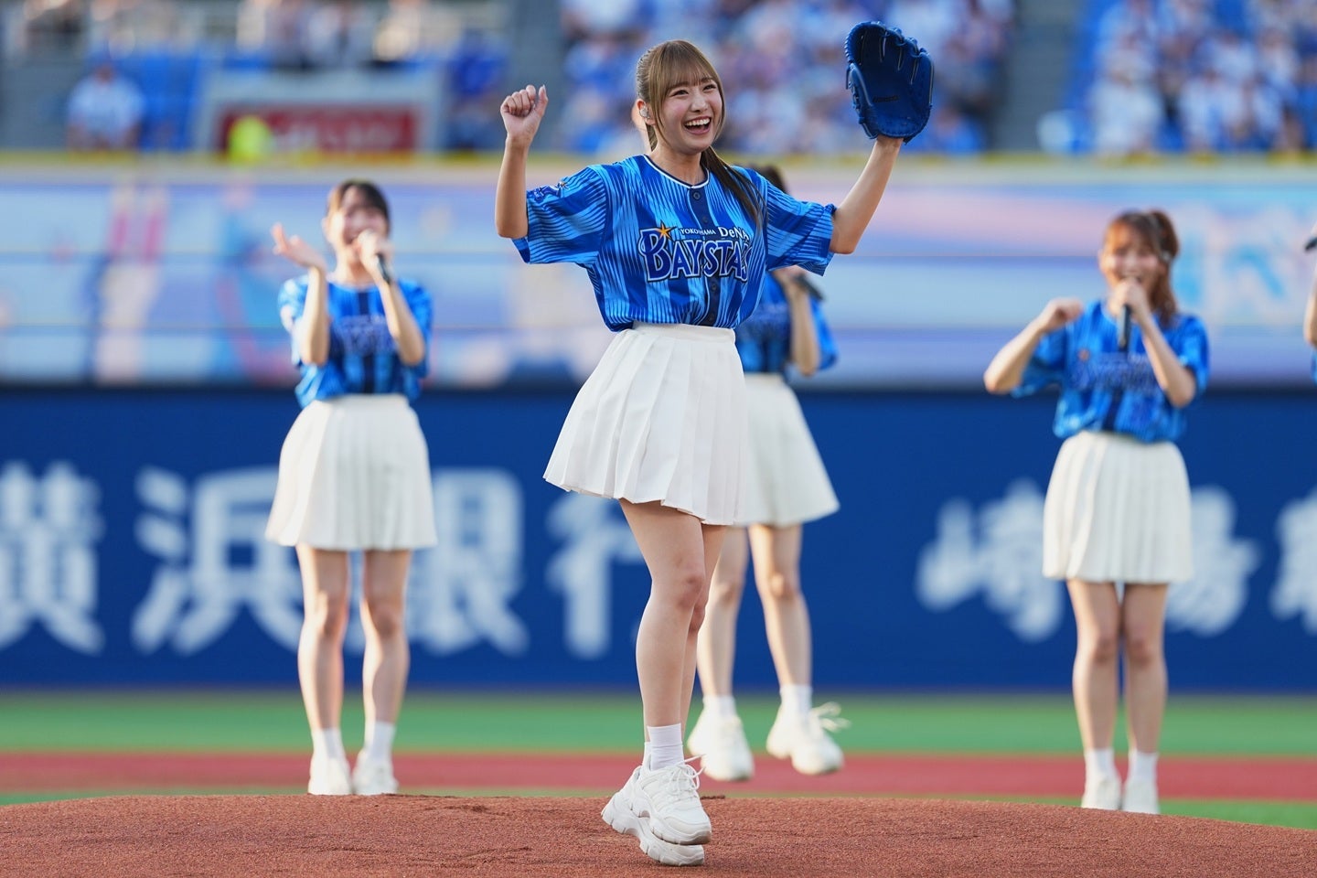 セレモニアルピッチで見事なノーバウンド投球をみせ大喜びの瀧脇笙古。写真：球団提供