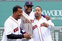 左からペドロ、パピ、マニー。04年にレッドソックス86年ぶりの世界一に貢献した３人は今も絶大な人気を誇る。(C)Getty Images