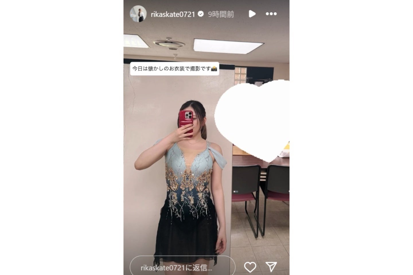 紀平は撮影で22-23シーズンのFS衣装を公開した。(画像は紀平梨花の公式インスタグラムのスクリーンショット)。
