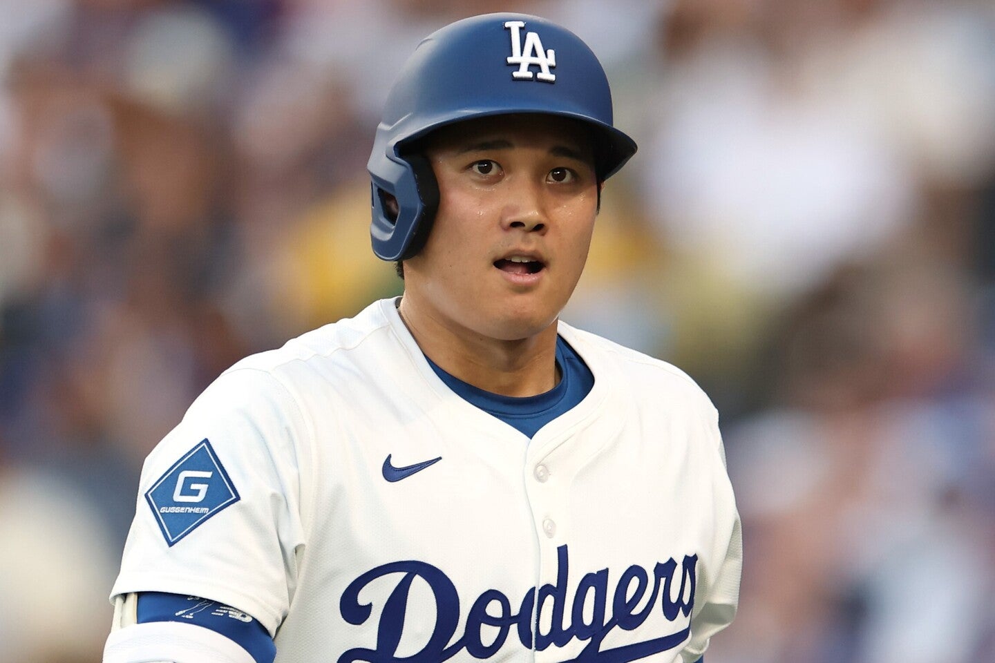 喜びのあまり山本に絡んだ大谷。(C)Getty Images