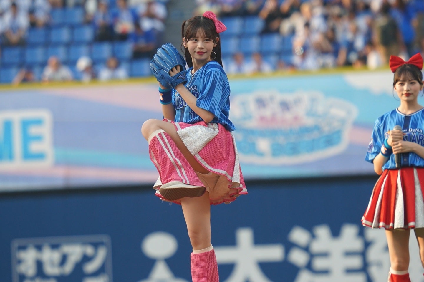 セレモニアルピッチを務めたCANDY TUNEの村川緋杏。写真：萩原孝弘