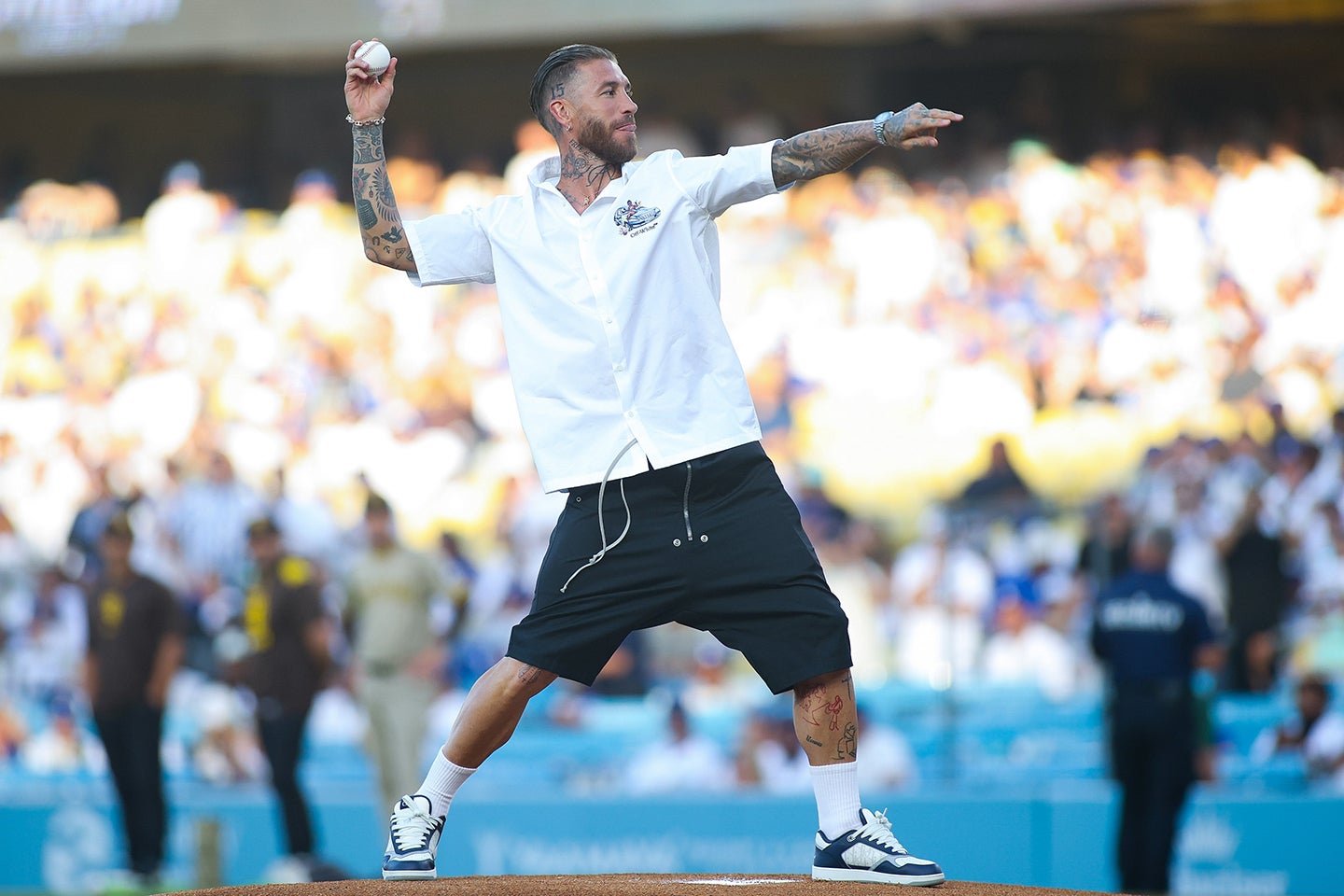 ドジャース戦で始球式を務めたセルヒオ・ラモス。(C)Getty Images