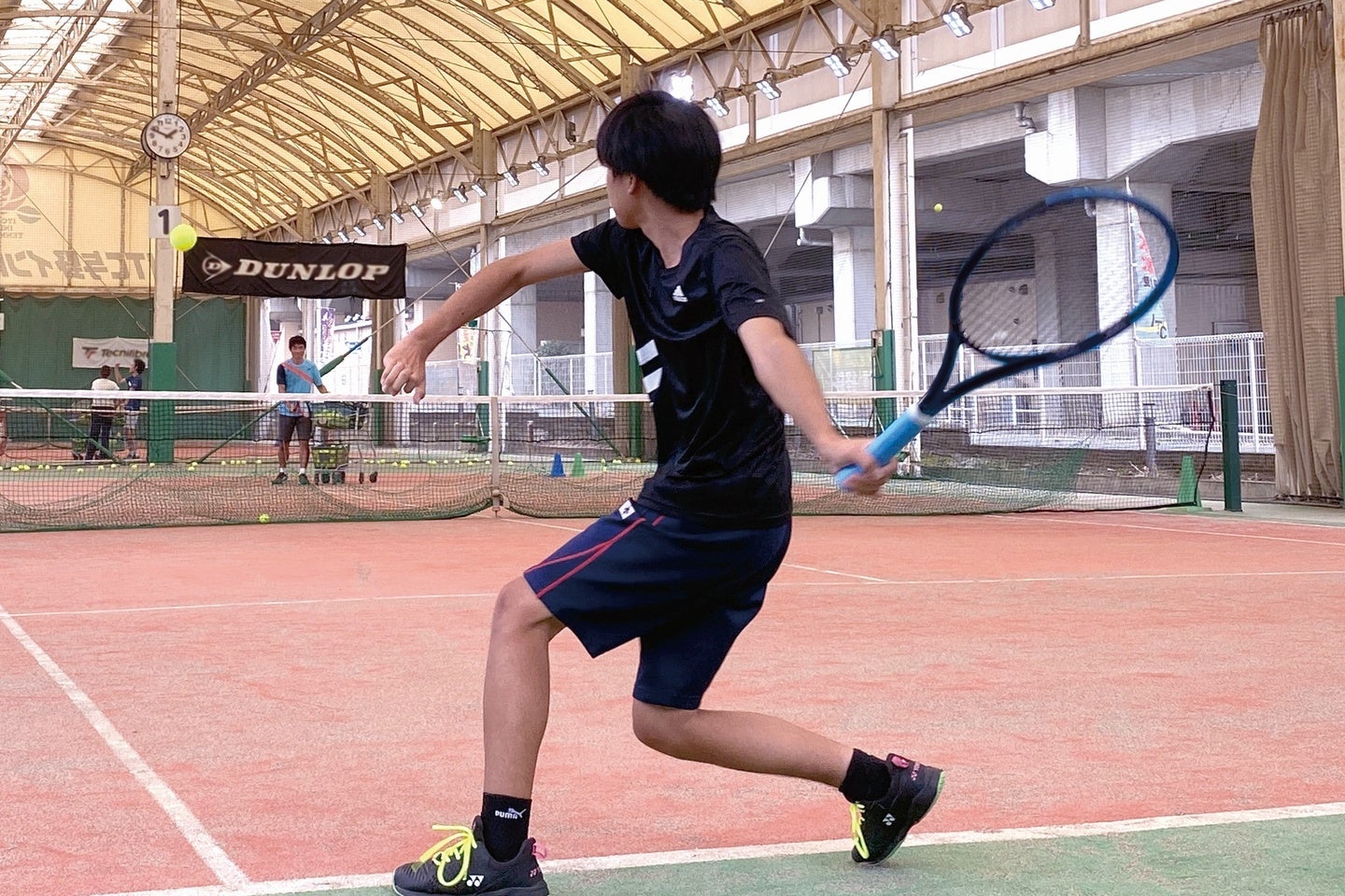 スクールに通って上達してくると、これまでの入門用ラケットに物足りなさを感じるようになる。さらにステップアップしたいなら、技術レベル相応のラケットが必要だろう。写真提供：松尾高司
