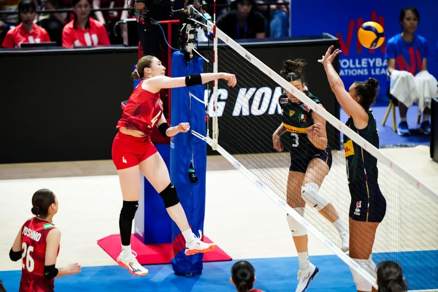 赤の日本がパリ五輪金メダルの強豪イタリアとフルセットの死闘を演じた。(C)Volleyball World