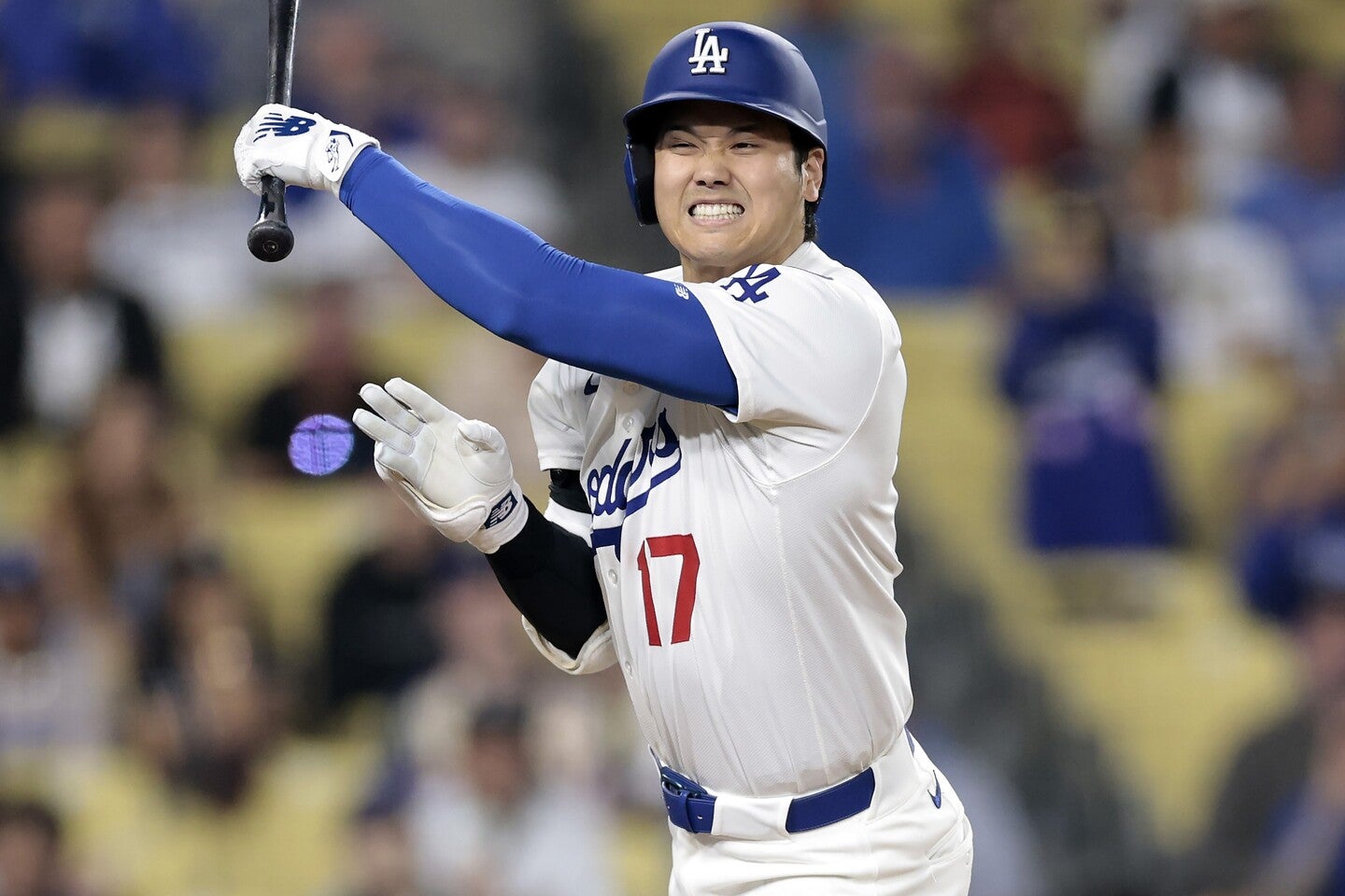 死球を受けて悶絶する大谷。(C)Getty Images