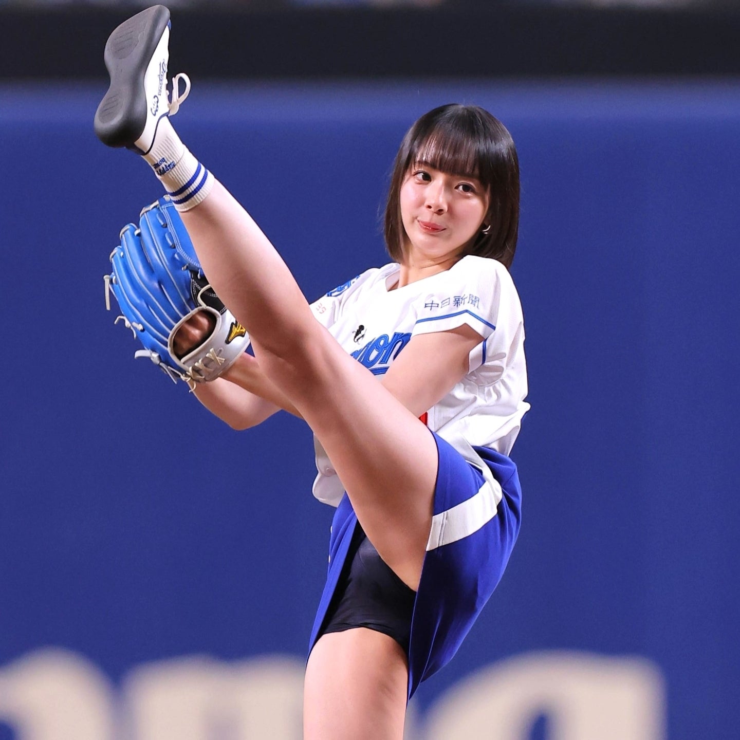豪快なフォームから渾身の一球を投じた岡田さん。「脚上げた瞬間の歓声がすごくて…」と振り返った。写真：産経新聞社