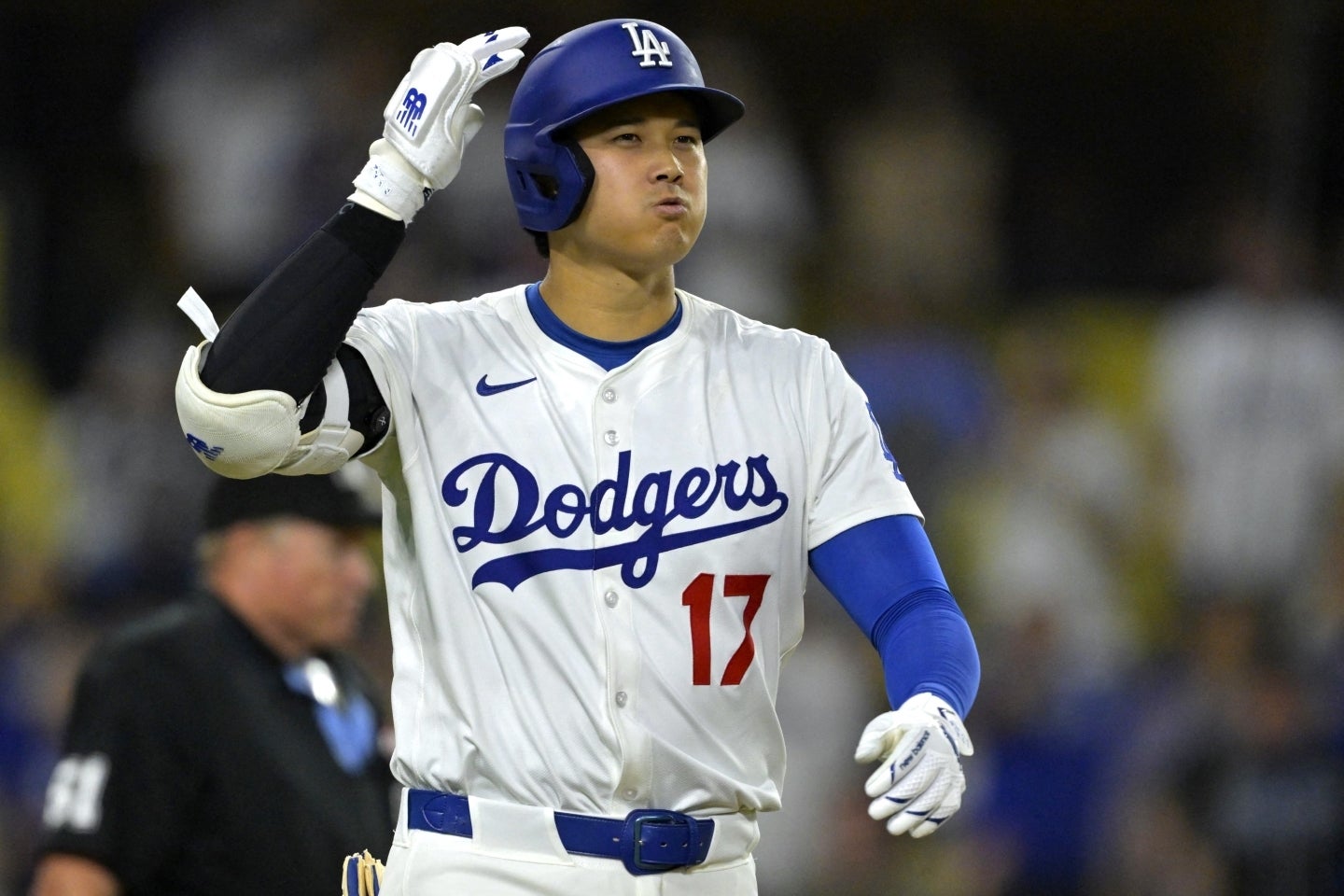 死球を受けた大谷。深呼吸してから一塁へと歩を進める。(C)REUTERS/AFLO