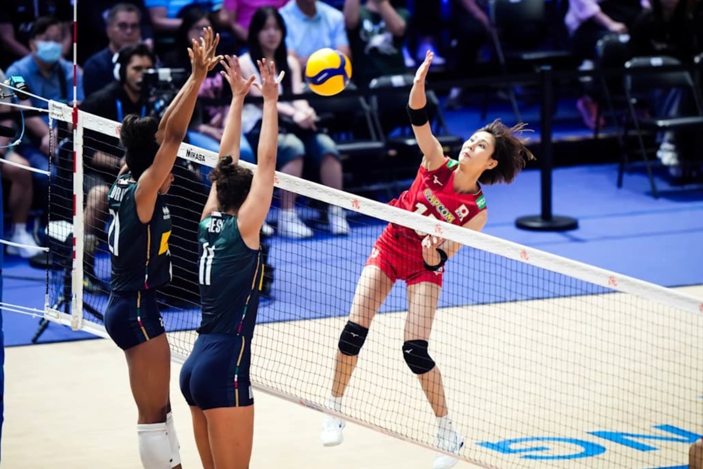 五輪女王イタリアと死闘を演じた日本。敵将からも称賛が上がっている。(C)Volleyball World