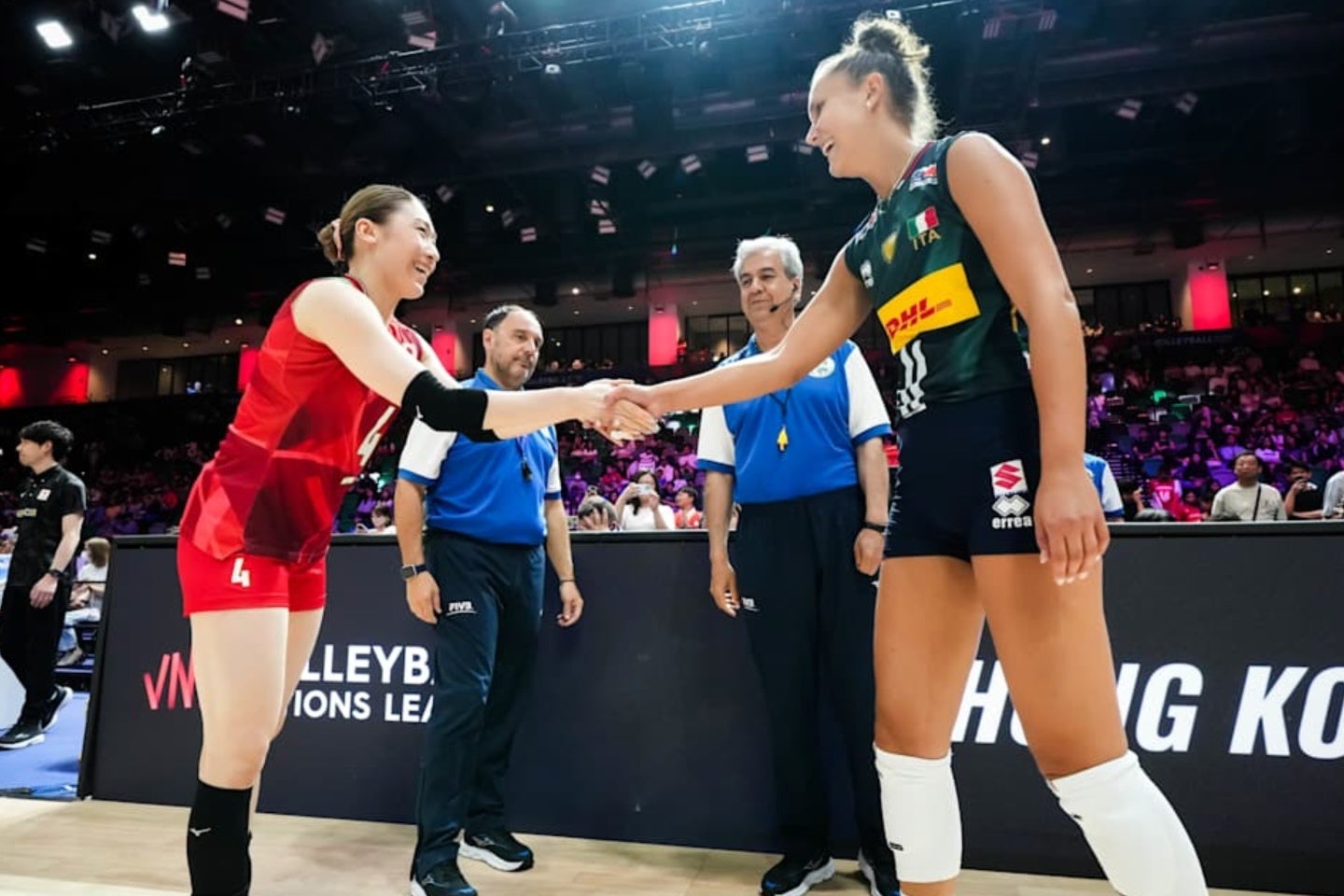 試合前に主将の石川(左)はイタリアの主将アンナ・ダネシ(右)と笑顔で握手した。(C)Volleyball World