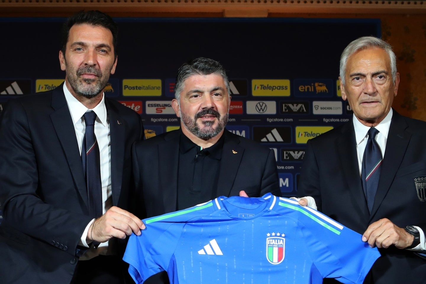 イタリア代表の新監督に就任したガットゥーゾ（中）。FIGCのグラビーナ会長（右）、代表の選手団長を務めるブッフォンとともに会見に出席した。(C)Getty Images