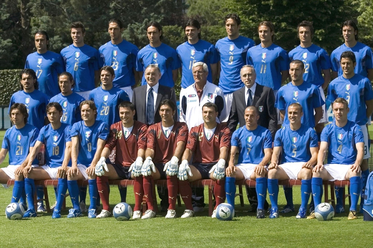 ガットゥーゾ（中列左端）とブッフォン（前列中央）は2006年W杯を制したイタリア代表のメンバー。アッズーリの新監督は、当時の指揮官リッピ（中列右から４人目）が作り出した「グループの結束」を重視したいと語った。(C)Getty Images