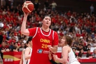 中国女子バスケ界が誇る大器、チャン・ツーユウ（左）。いよいよシニアでの“国際大会デビュー”が目前だ。(C)Getty Images