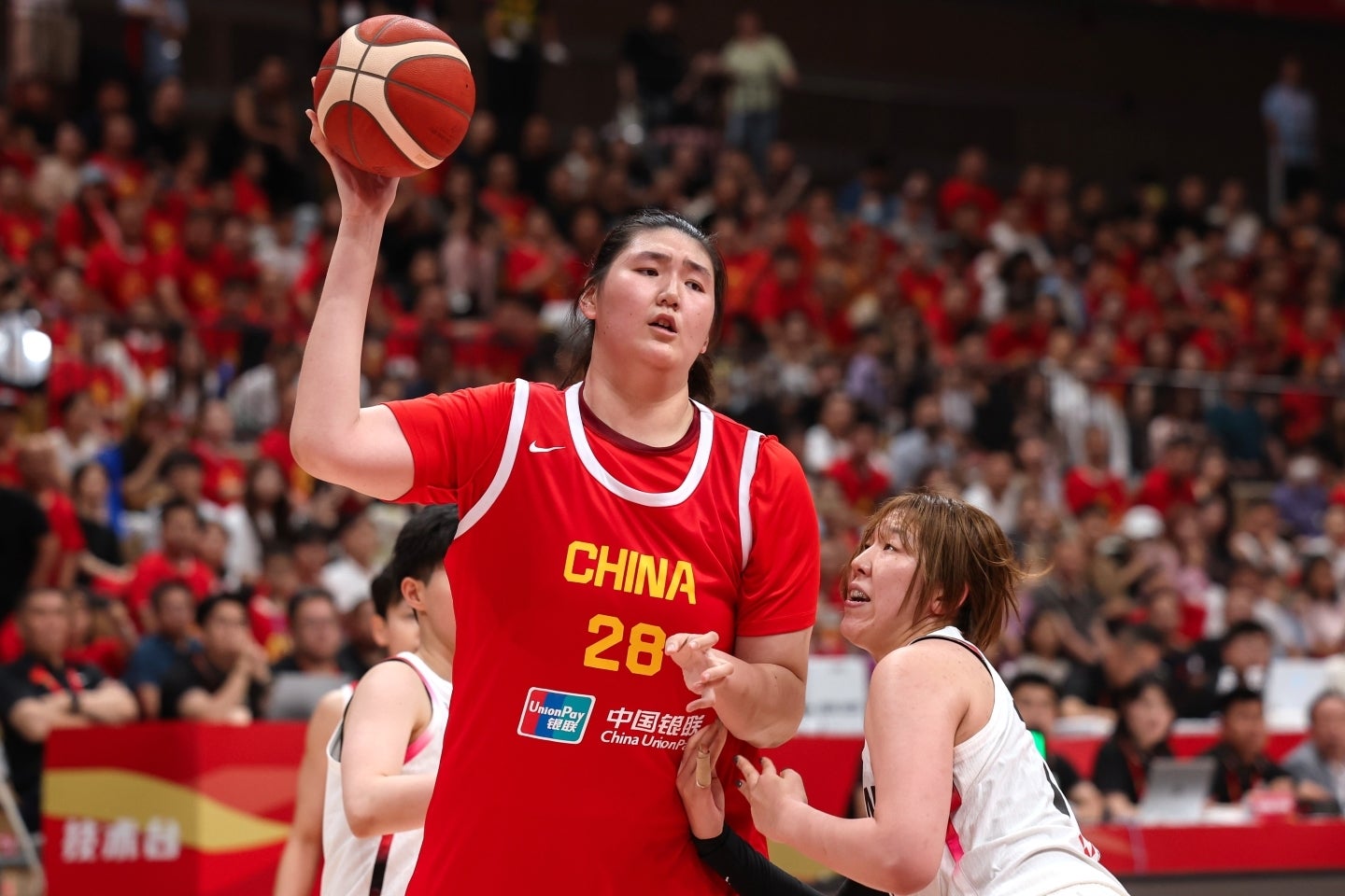 中国女子バスケ界が誇る大器、チャン・ツーユウ（左）。いよいよシニアでの“国際大会デビュー”が目前だ。(C)Getty Images
