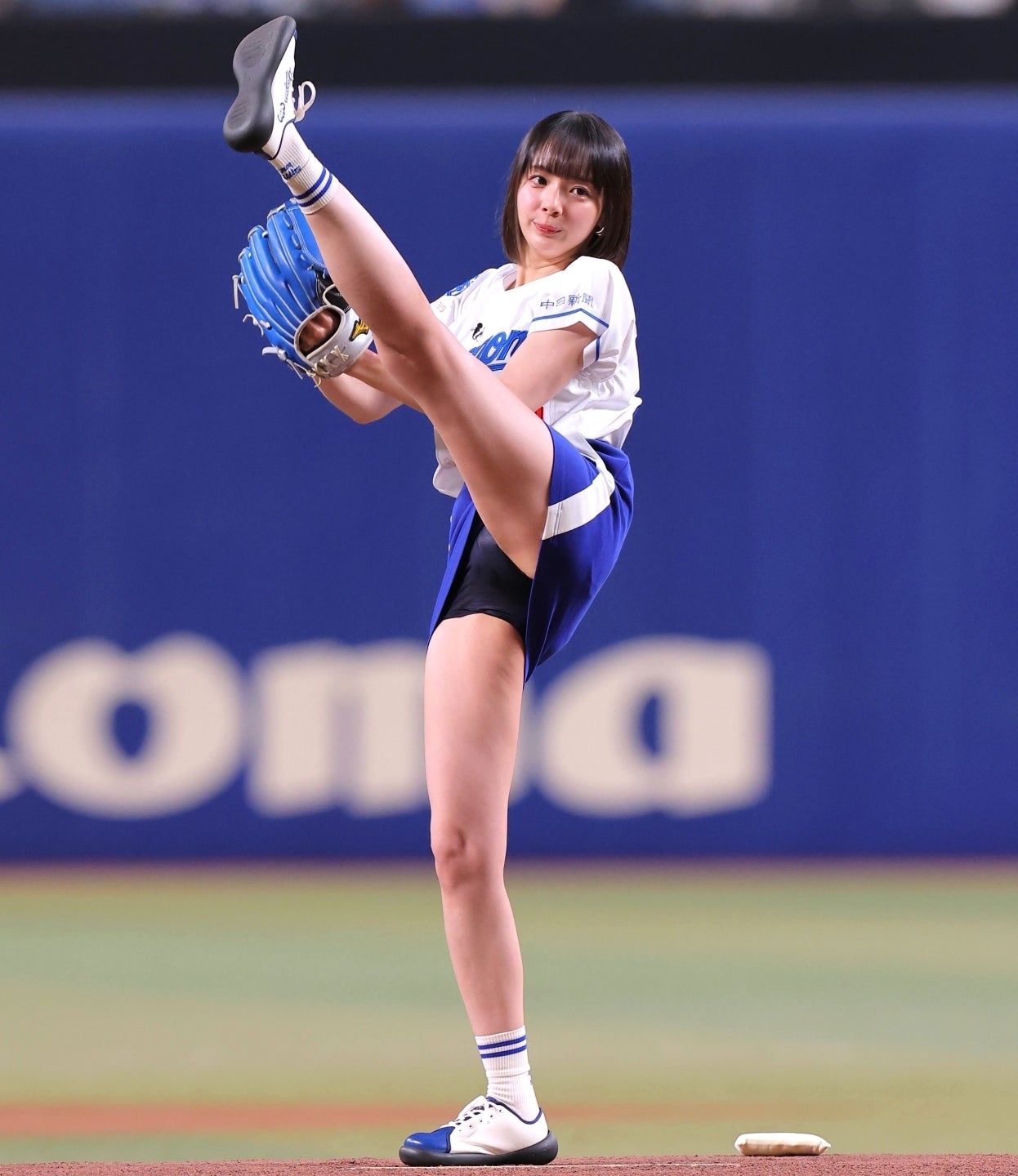 好評を博した岡田さんの始球式。「あの歓声またいつか聞きたいなー！」と再登板に意欲を示した。写真：産経新聞社