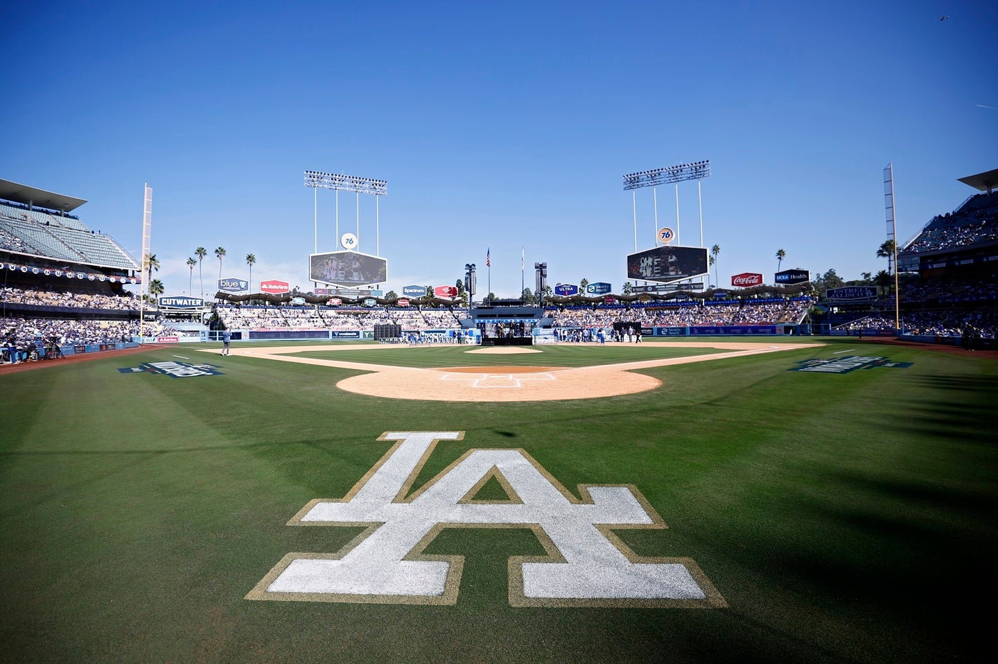 ドジャー・スタジアムでのナイトゲームで珍プレーがみられた。(C) Getty Images