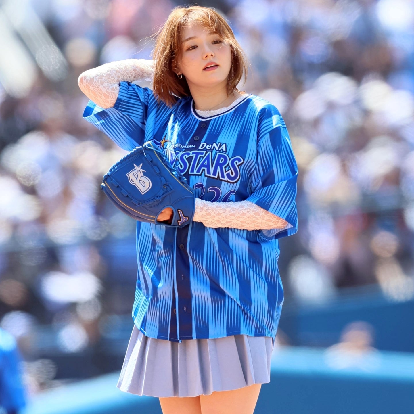１年前のリベンジを期した篠崎さんだったが…。綺麗なワインドアップとキュートな笑顔でスタンドを沸かせた。写真：産経新聞社