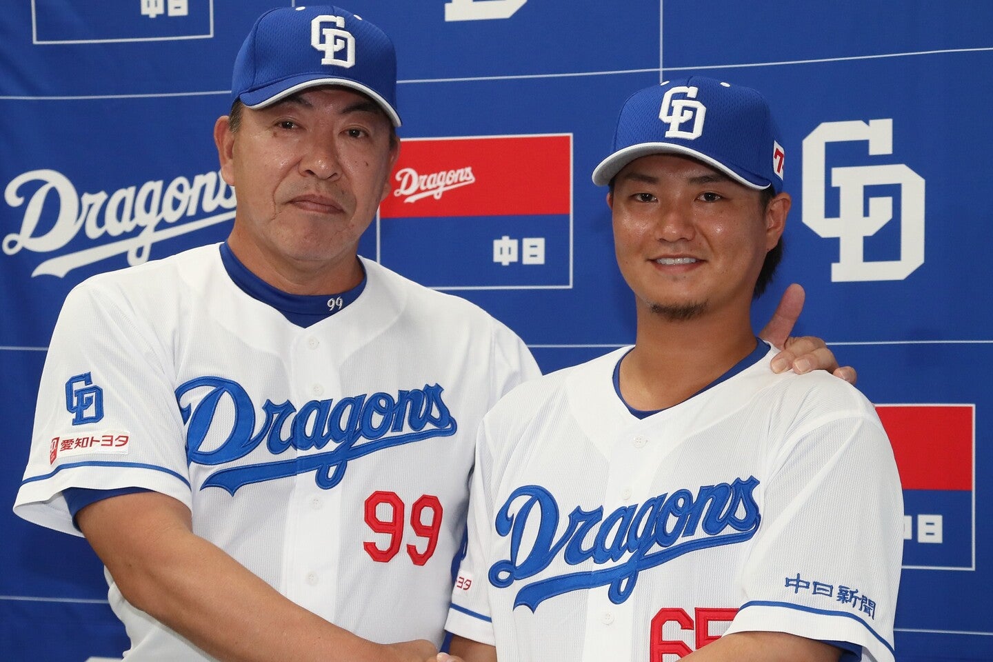 井上一樹監督とドラゴンズ入団会見に臨んだ佐藤（右）。さっそく新天地で持ち味を発揮している。写真：産経新聞社