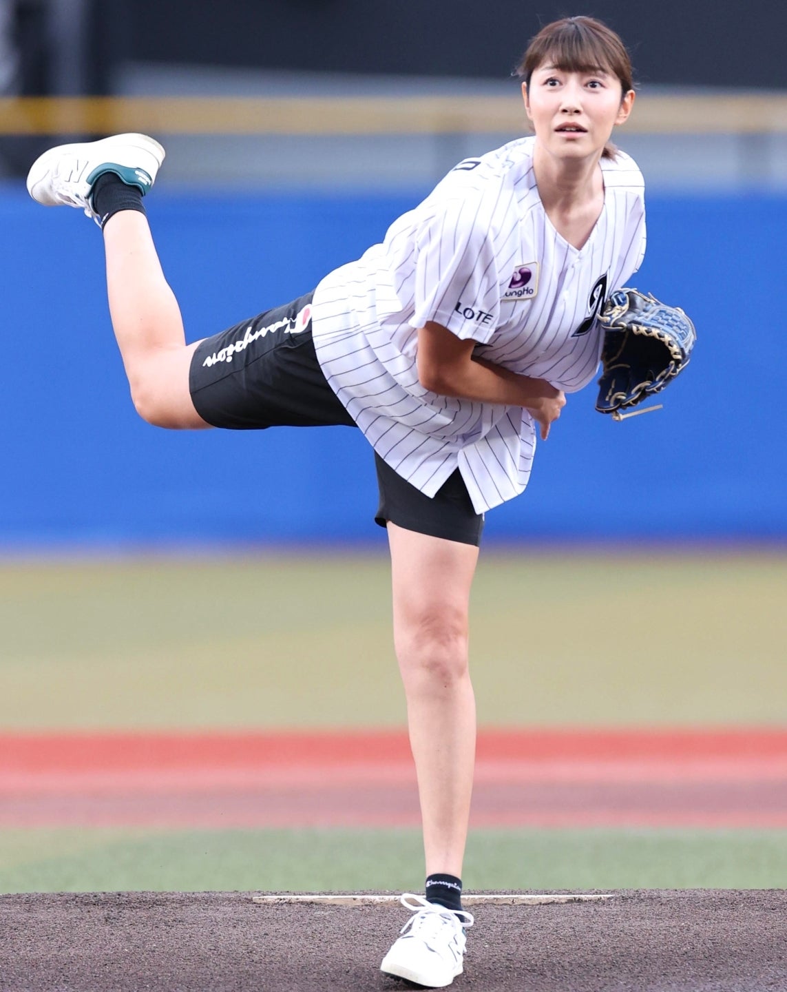 渾身のノーバウンド投球を披露した狩野舞子さん。写真：産経新聞社