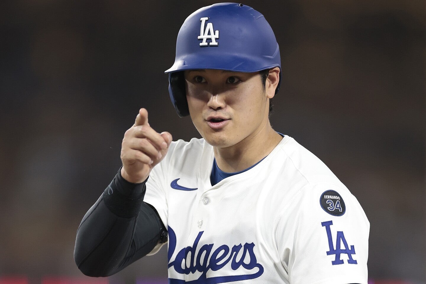 ベースボールシャツを使ったお洒落コーデを披露した大谷。(C) Getty Images