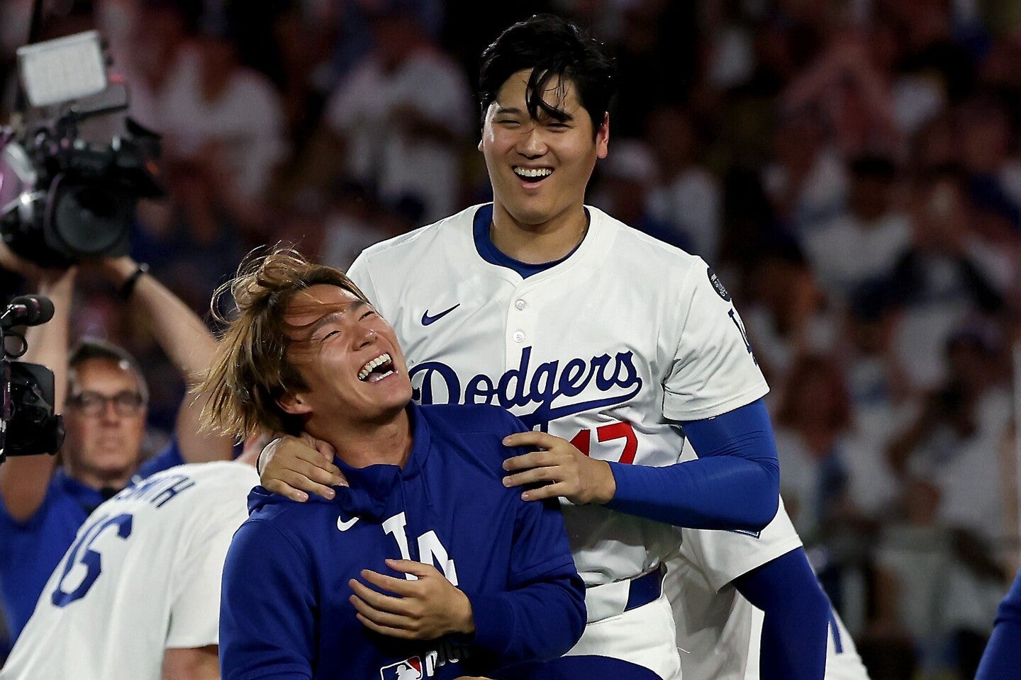 山本由伸（左）の限定ボブルヘッドが現地９月27日の「サンセット・ラン」への参加者に配布される。果たして大谷翔平（右）はどのような反応を見せるのか。(C) Getty Images