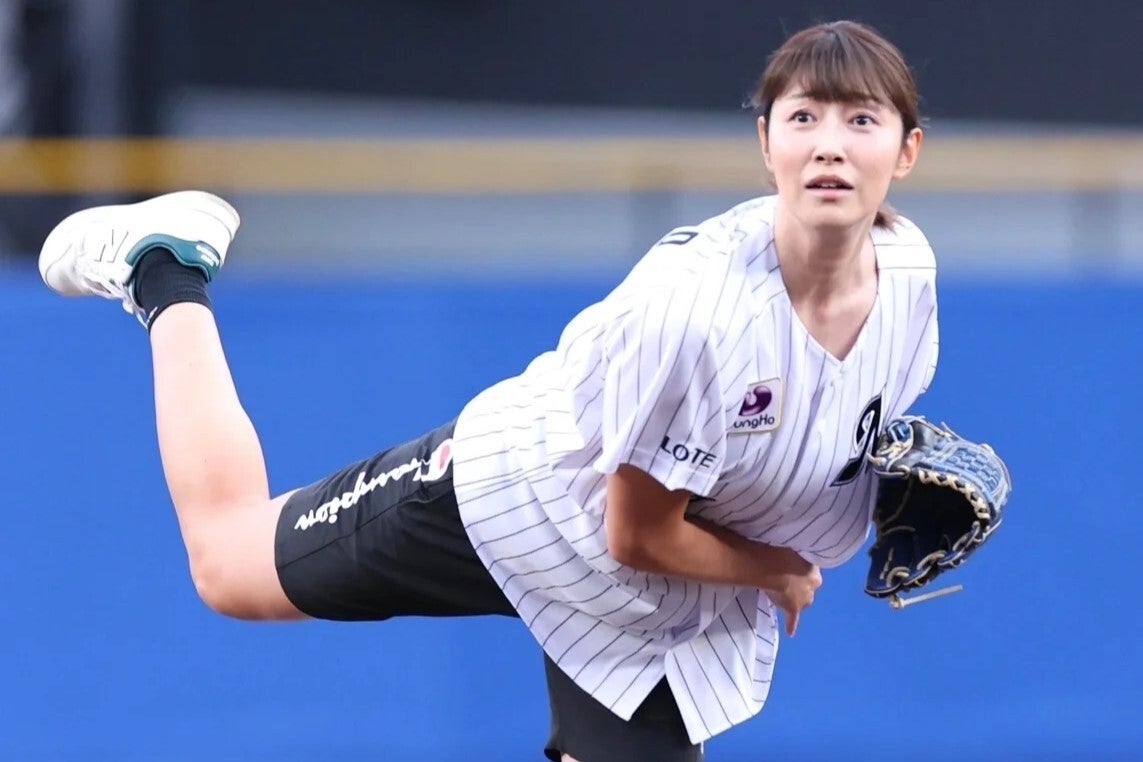 ファーストピッチセレモニーに登場した狩野舞子さん。捕手役は伊東勤氏が務めた。写真：産経新聞社