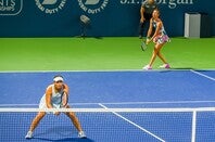 ダブルスの試合でよく使われる「ノーアド」だが、デュースでサイドを選ぶ時のサーバーとレシーバーの関係はどうなるのか。(C)Getty Images
