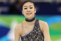 艶やかな黒髪ストレート姿を披露したキム・ヨナ。(C) Getty Images