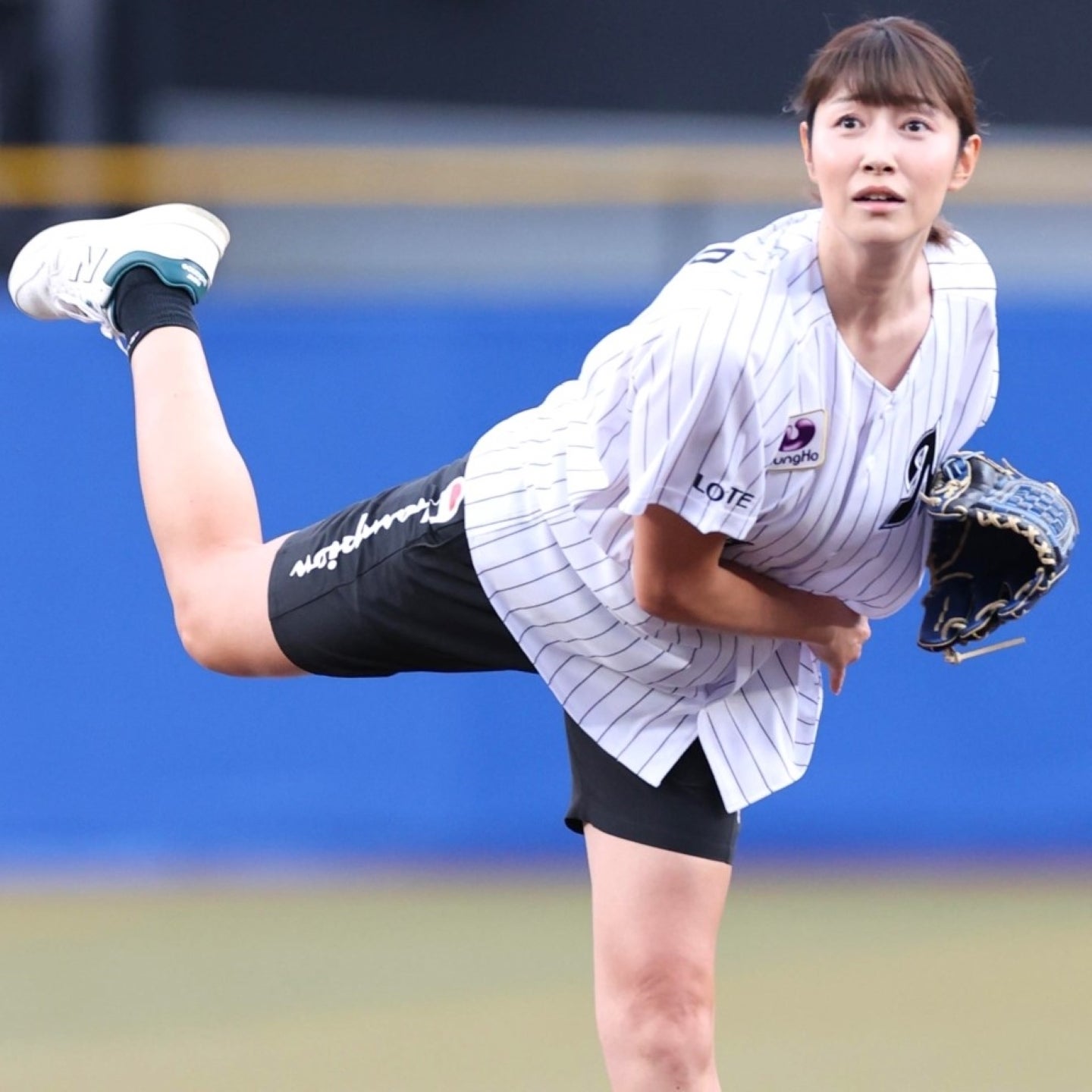 ロッテ始球式で剛腕を発揮した狩野さん。それでも本人の自己評価は高くなかったようだ。写真：産経新聞社