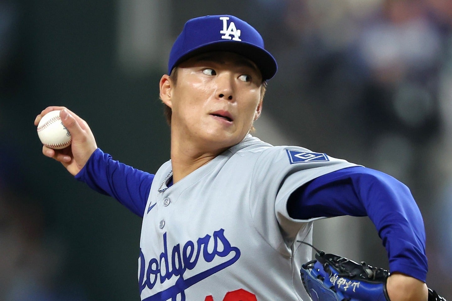 勝ち投手の権利を得て降板した山本。(C)Getty Images