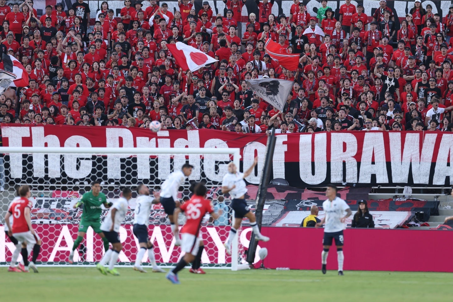浦和サポーターの試合後の振る舞いが海外で注目された。(C)Getty Images