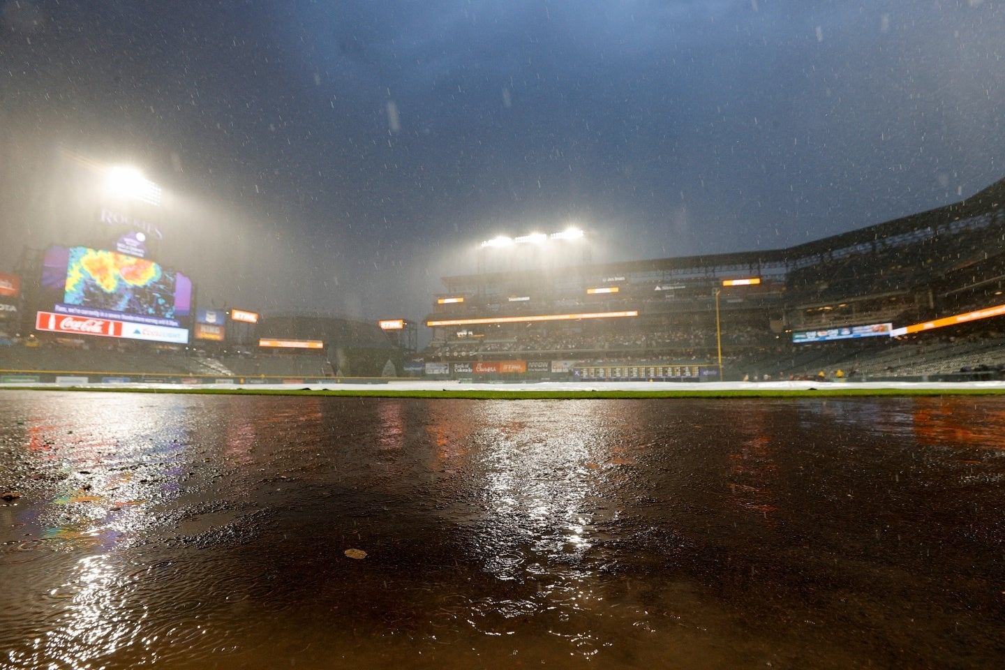 ロッキーズは思わぬ形で先制点を献上。ドジャースに完敗した。(C)Getty Images