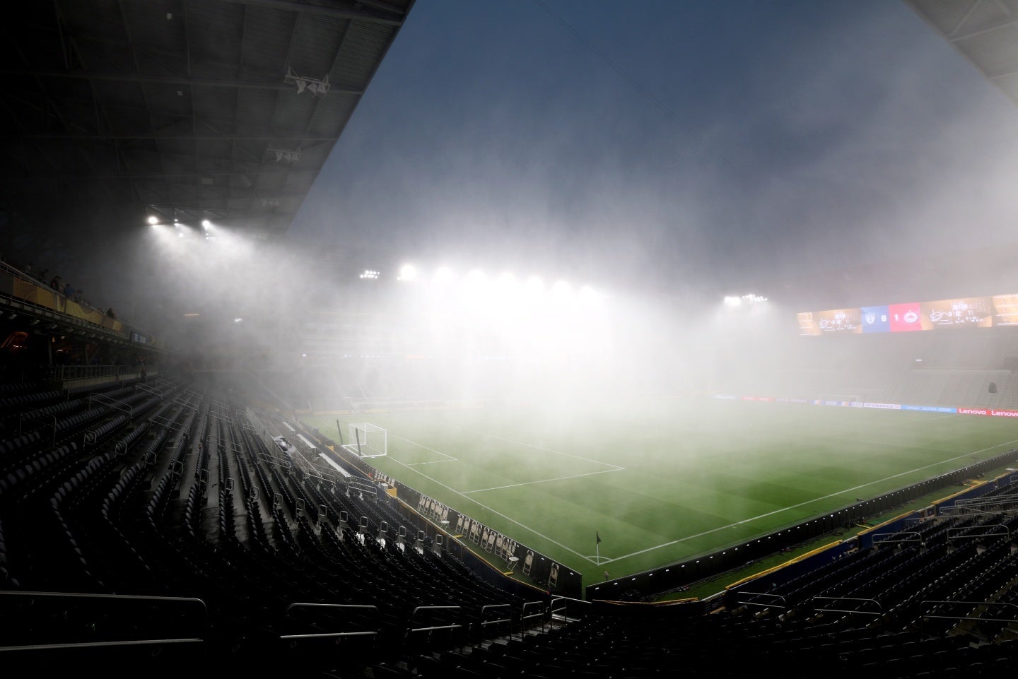 パチューカとザルツブルクの試合では豪雨による中断があった。(C)Getty Images