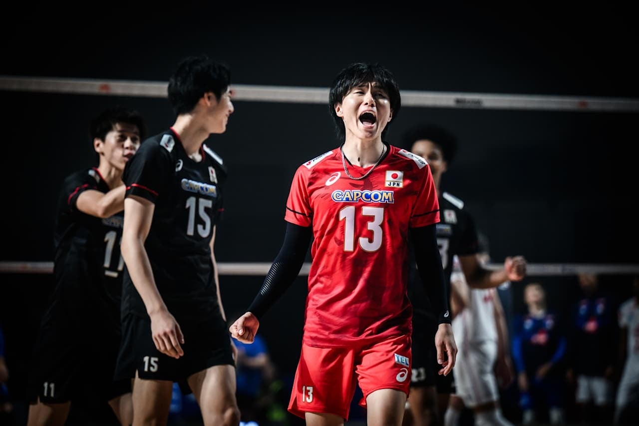五輪王者フランスを相手に粘り強いプレーを見せた日本。(C)Volleyball World