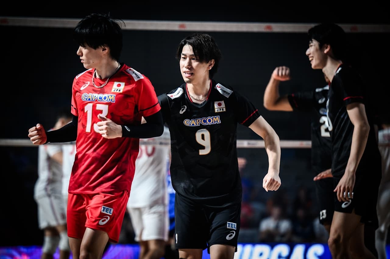スーパープレーでチームを鼓舞した13番の小川（左）。(C)Volleyball World
