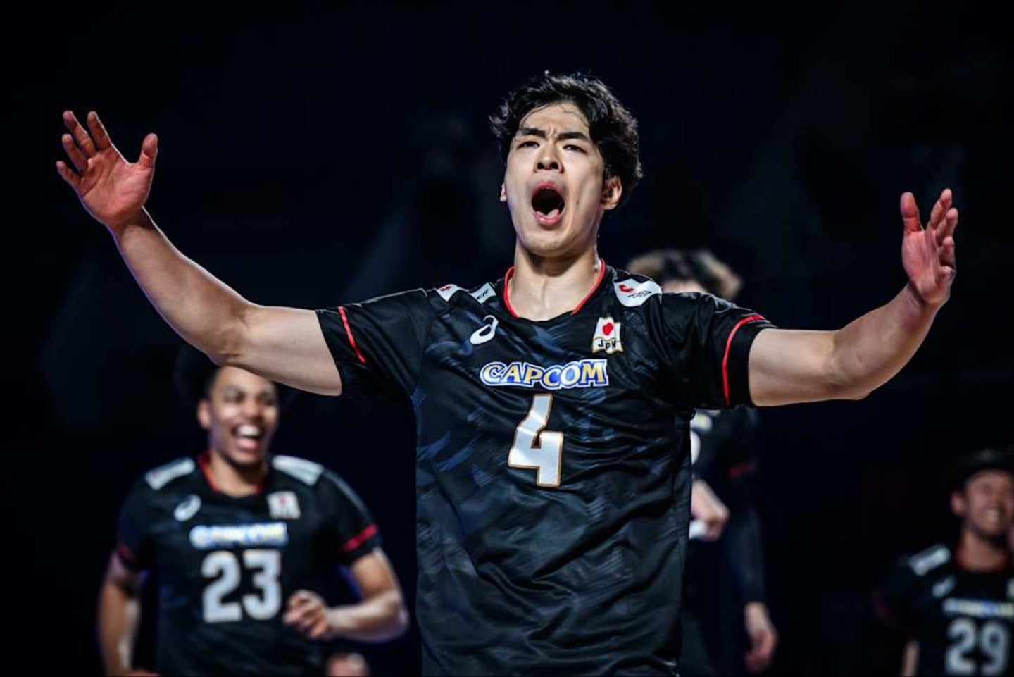 五輪王者フランスに大金星を挙げた日本。勝利を手繰り寄せたのは、エースの宮浦だった。(C)Volleyball World