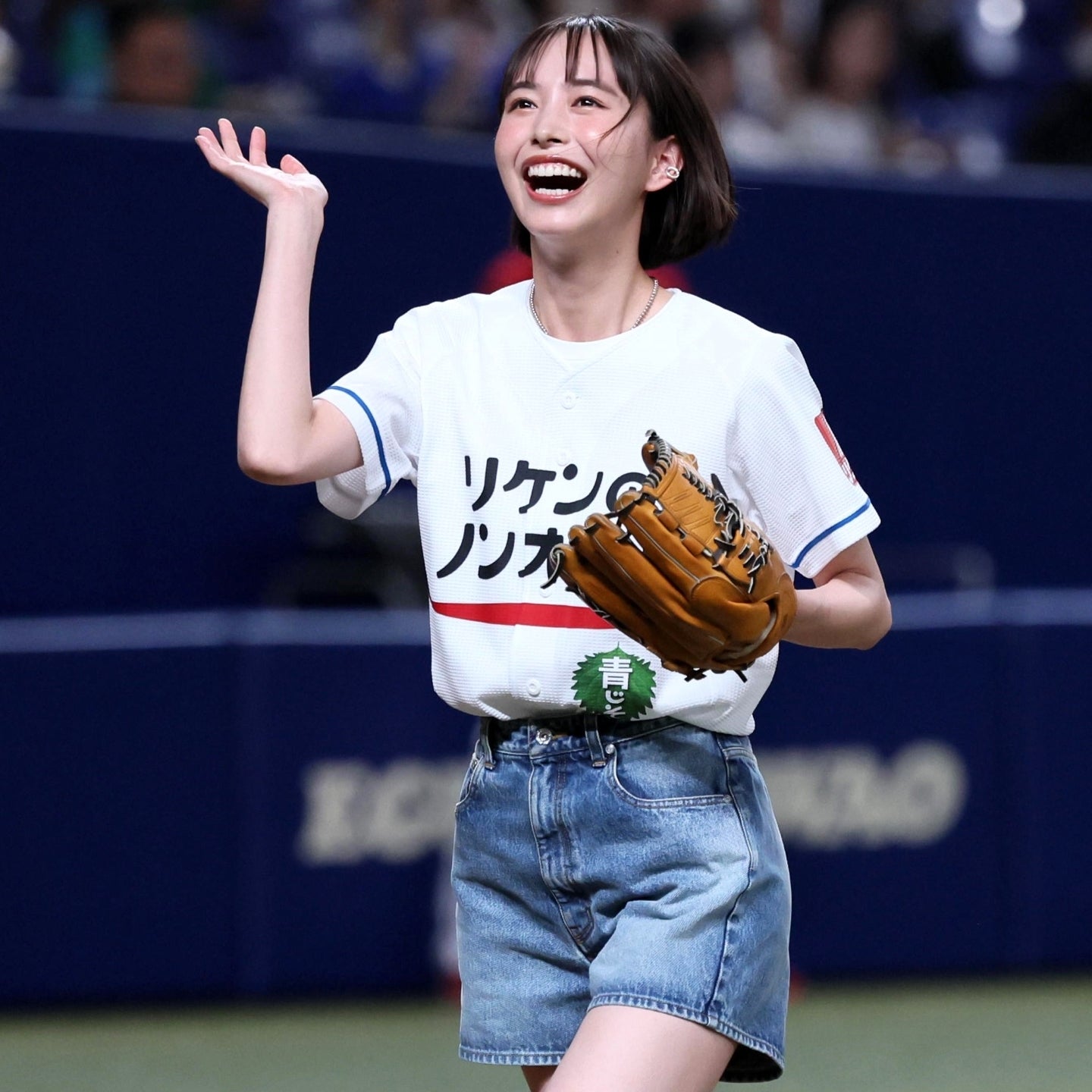 爽やかな笑顔を振りまいた井桁さん。惜しくも“ノーバン投球”とはならなかった。写真：産経新聞社